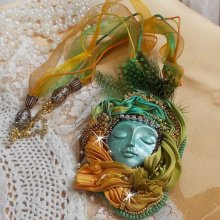 Collier pendentif Lune Vénitienne brodé avec un très beau ruban de soie, des cristaux de Swarovski et d'autres perles de qualité 